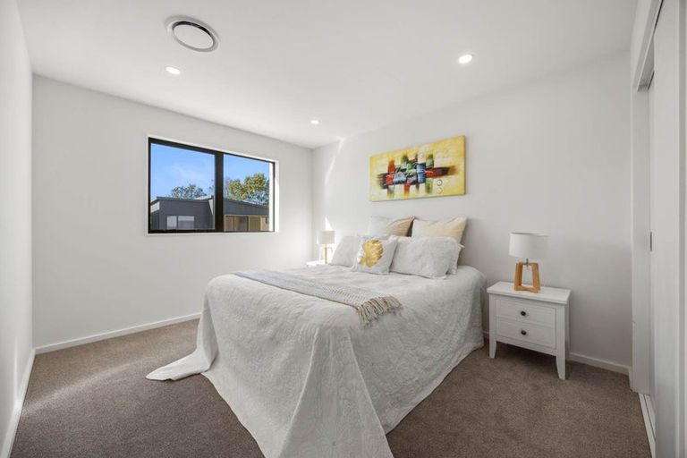 Photo of property in 32 Taipahitini Road, Rosehill, 2113