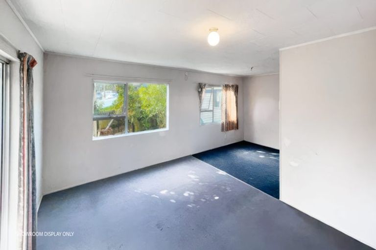 Photo of property in 1 Ballial Place, West Harbour, Auckland, 0618