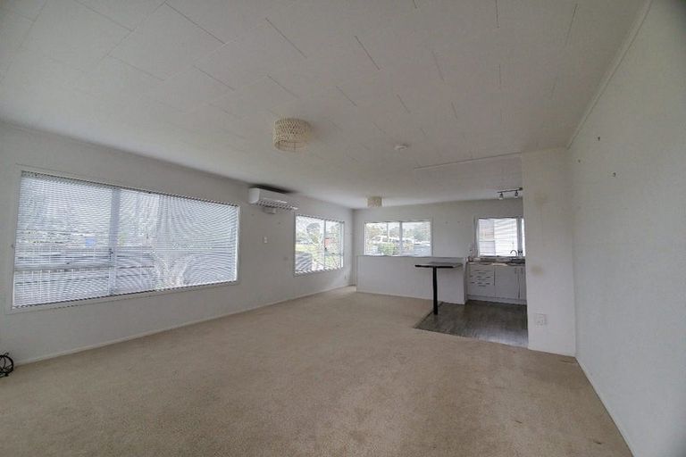 Photo of property in 1/802 East Coast Road, Oteha, Auckland, 0630