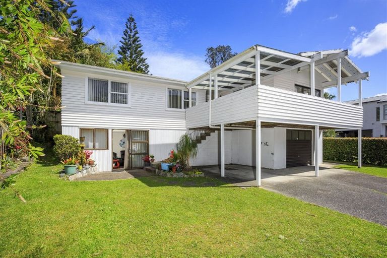 Photo of property in 17 Halberg Street, Glenfield, Auckland, 0629