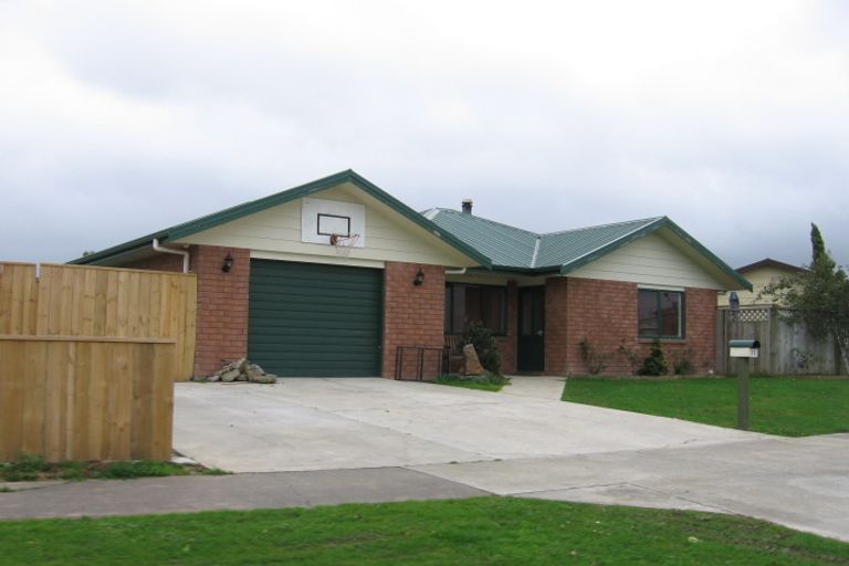 Photo of property in 71 Hillcrest Drive, Kelvin Grove, Palmerston North, 4414