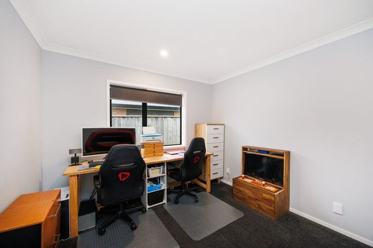 Photo of property in 8 Butler Place, Fitzherbert, Palmerston North, 4410