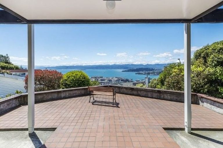 Photo of property in 5 Mataroa Avenue, Northland, Wellington, 6012