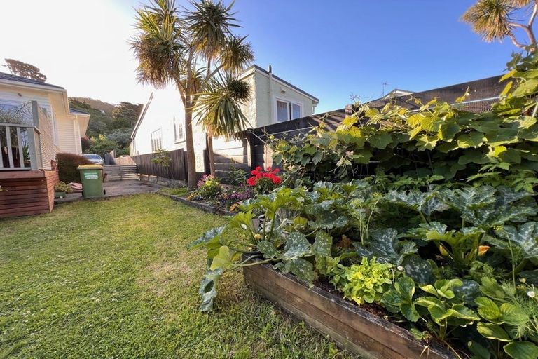 Photo of property in 123 Queens Drive, Lyall Bay, Wellington, 6022