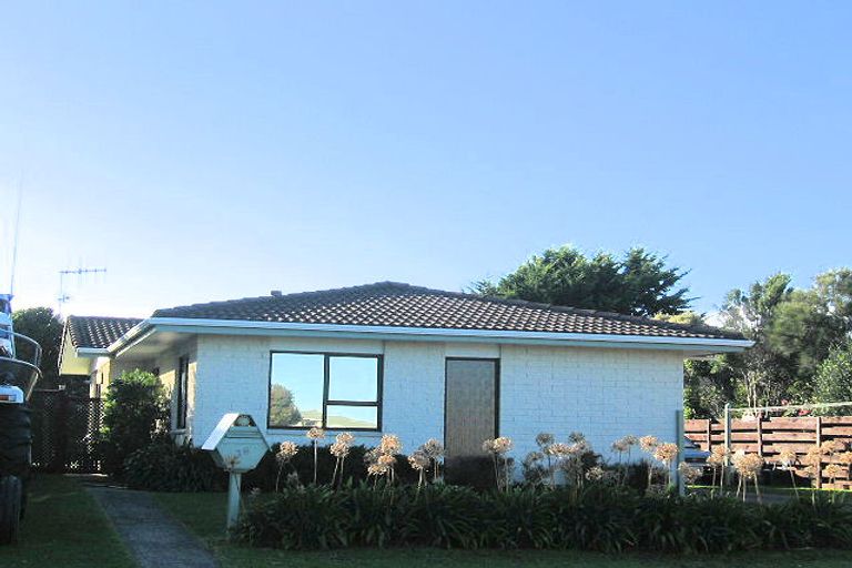 Photo of property in 36 Olive Terrace, Paraparaumu Beach, Paraparaumu, 5032