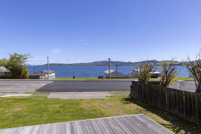 Photo of property in 1/202 Lake Terrace, Waipahihi, Taupo, 3330