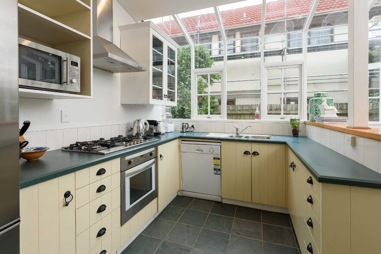 Photo of property in 132 Tinakori Road, Thorndon, Wellington, 6011