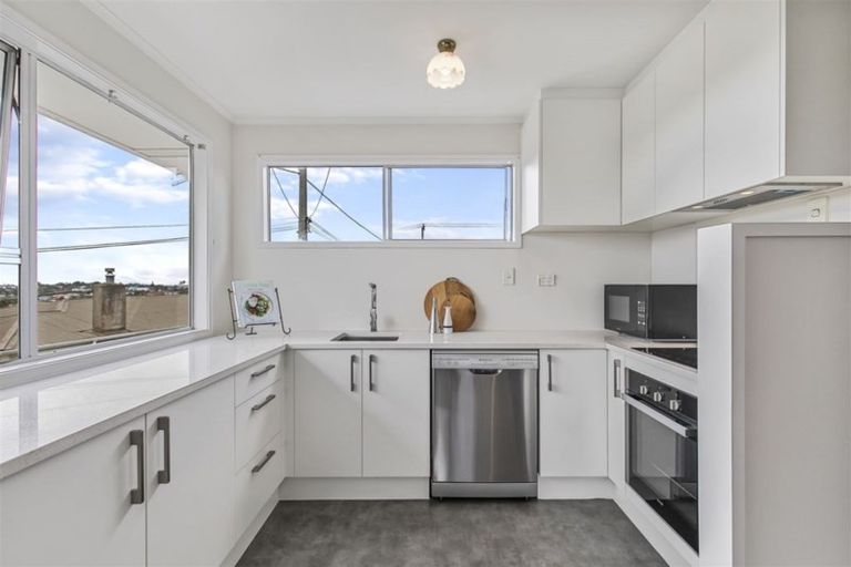 Photo of property in 2/16 Stanley Road, Glenfield, Auckland, 0629