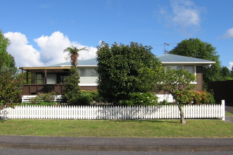Photo of property in 30 Graham Avenue, Te Atatu Peninsula, Auckland, 0610