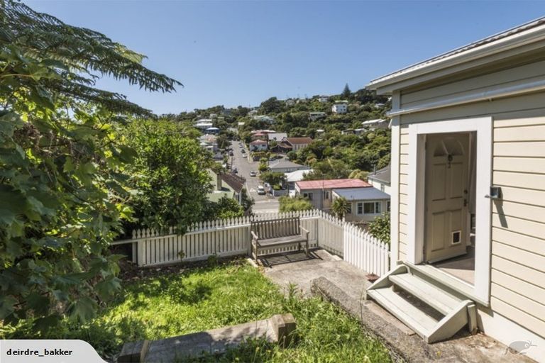 Photo of property in 2 Kopiko Way, Brooklyn, Wellington, 6021