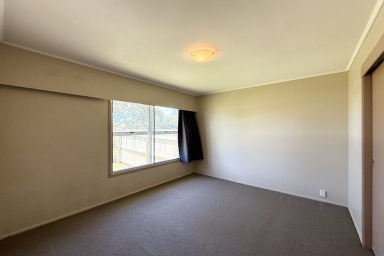 Photo of property in 2/856 East Coast Road, Northcross, Auckland, 0630