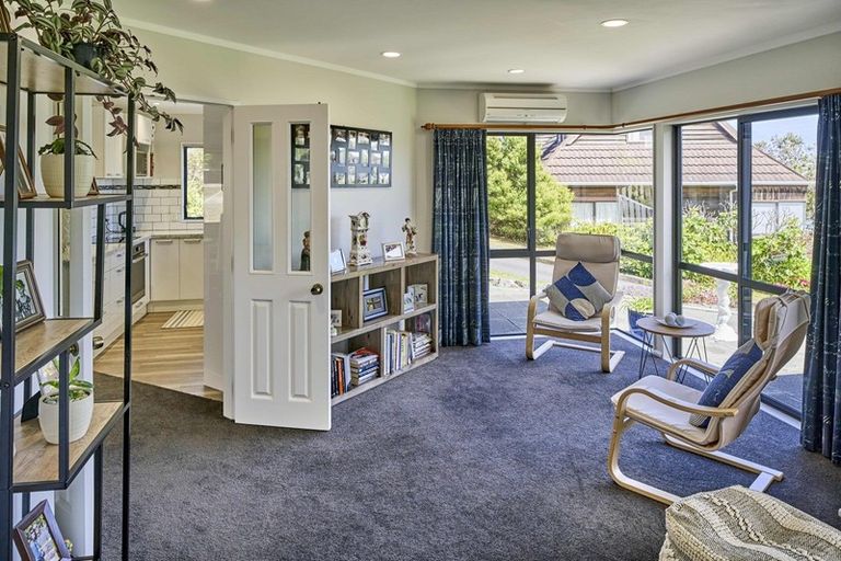 Photo of property in 22 The Crowsnest, Whitby, Porirua, 5024