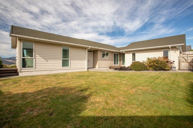 Photo of property in 31 Mcewen Crescent, Riverstone Terraces, Upper Hutt, 5018