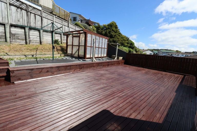 Photo of property in 3 Fernhaven Grove, Newlands, Wellington, 6037