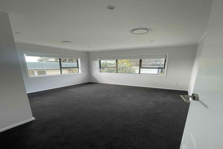 Photo of property in 5 Forsythe Place, Massey, Auckland, 0614