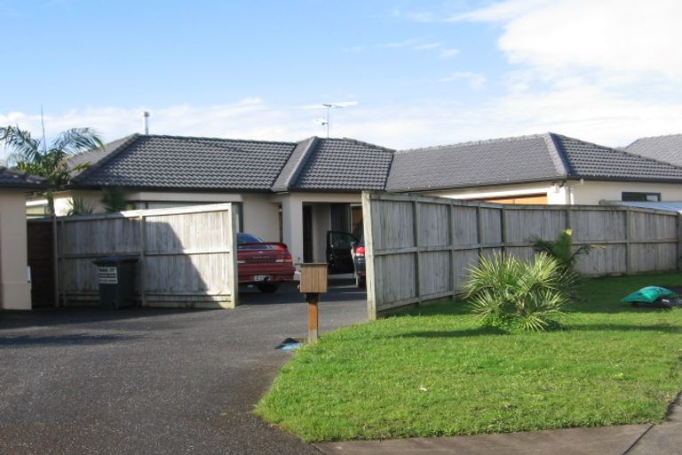 Photo of property in 11 Newry Close, East Tamaki Heights, Auckland, 2016