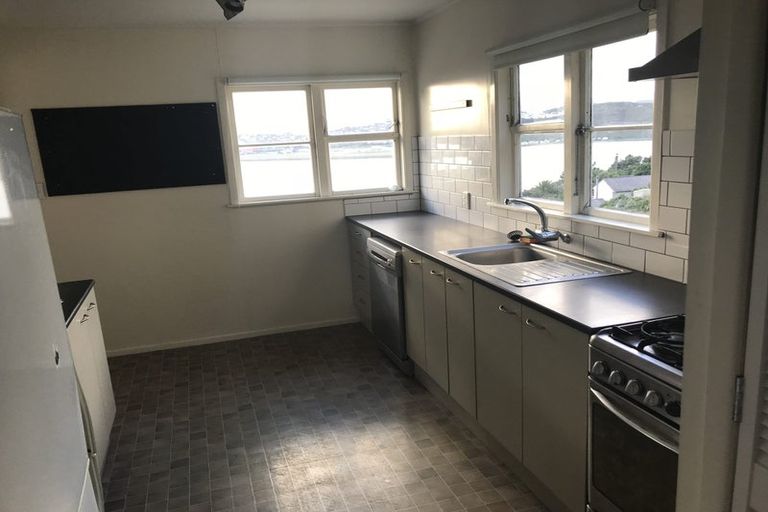 Photo of property in 41 Hungerford Road, Lyall Bay, Wellington, 6022