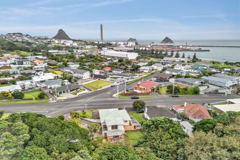 Photo of property in 27 South Road, Moturoa, New Plymouth, 4310