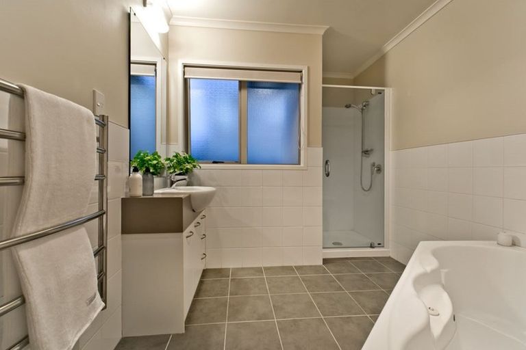 Photo of property in 8 Malin Place, Pinehill, Auckland, 0632