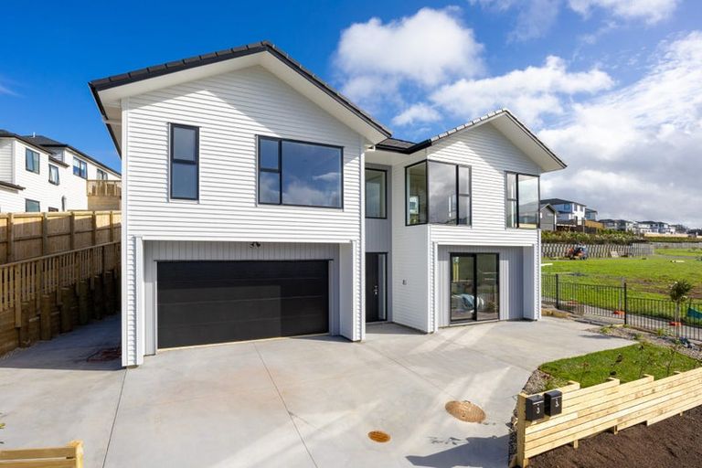 Photo of property in 128 Skulander Crescent, Orewa, 0931