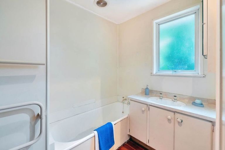 Photo of property in 18 Ngaio Road, Titirangi, Auckland, 0604