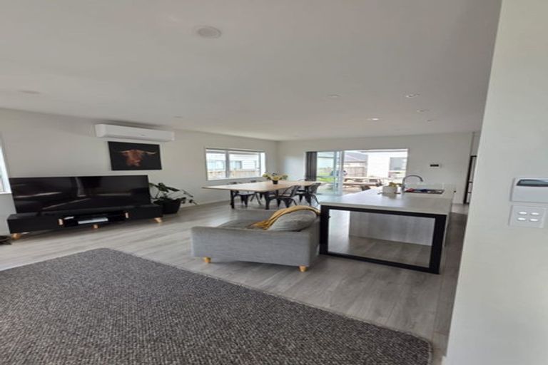 Photo of property in 7 Vinistra Road, Kumeu, 0810