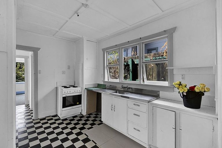 Photo of property in 54 Pioneer Road, Moturoa, New Plymouth, 4310