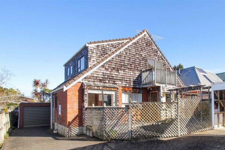 Photo of property in 2/58 Hillcrest Avenue, Hillcrest, Auckland, 0627