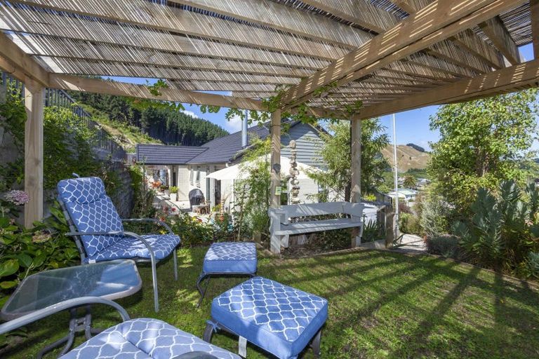 Photo of property in 72 Kakariki Grove, Waikanae, 5036