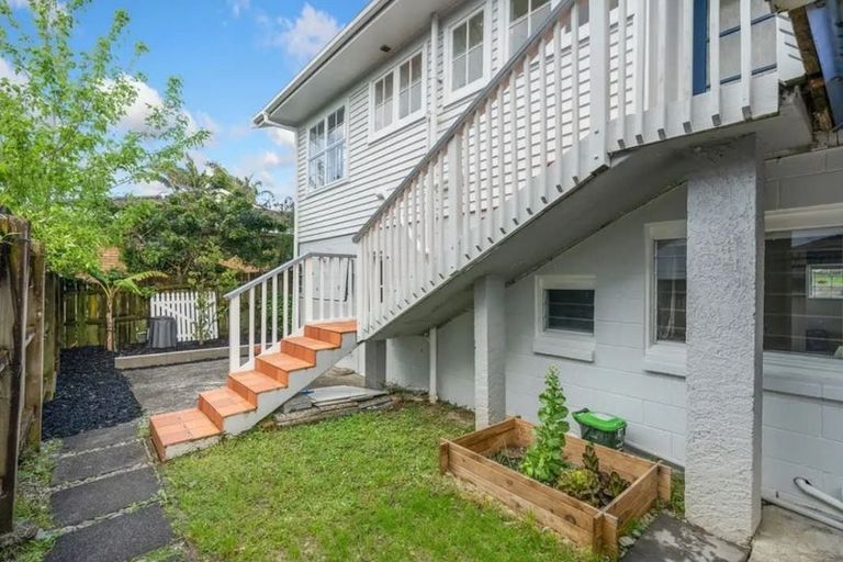 Photo of property in 2/17 Sartors Avenue, Northcross, Auckland, 0630