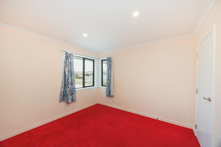 Photo of property in 5 Cyprus Place, Fitzherbert, Palmerston North, 4410