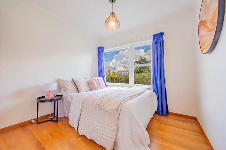 Photo of property in 12 Barker Rise, Northcross, Auckland, 0632