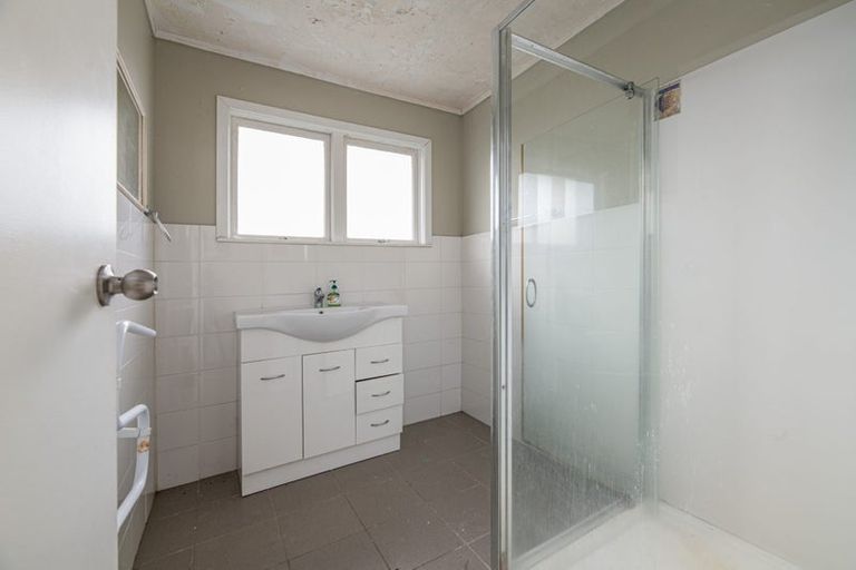Photo of property in 1/2 Kashmir Road, Glen Eden, Auckland, 0602