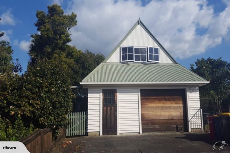 Photo of property in 6 Murray Road, Te Atatu Peninsula, Auckland, 0610