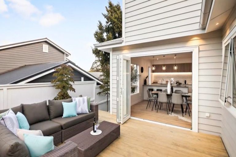 Photo of property in 26b Stottholm Road, Titirangi, Auckland, 0604