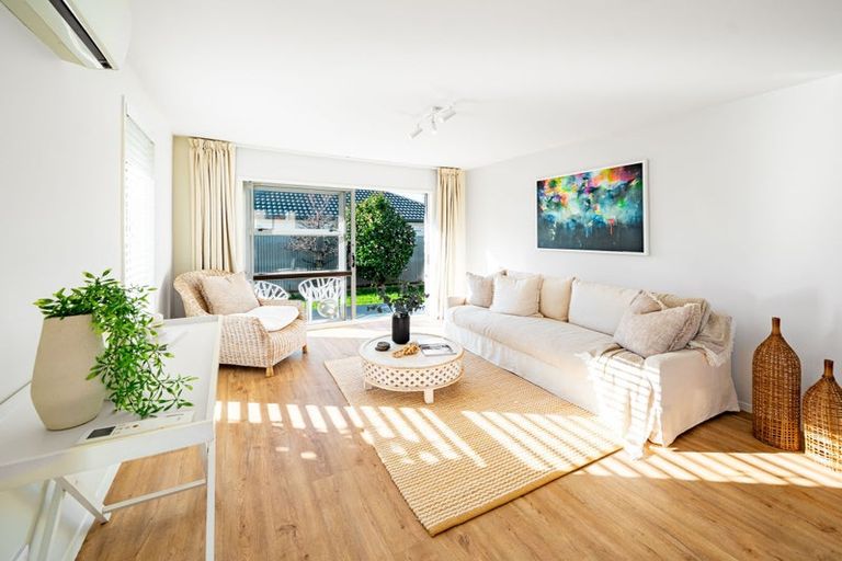 Photo of property in 18 Sawtell Place, Northcote, Christchurch, 8052