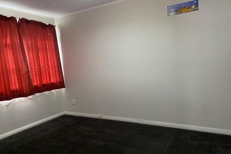 Photo of property in 70 Cambridge Terrace, Papatoetoe, Auckland, 2025