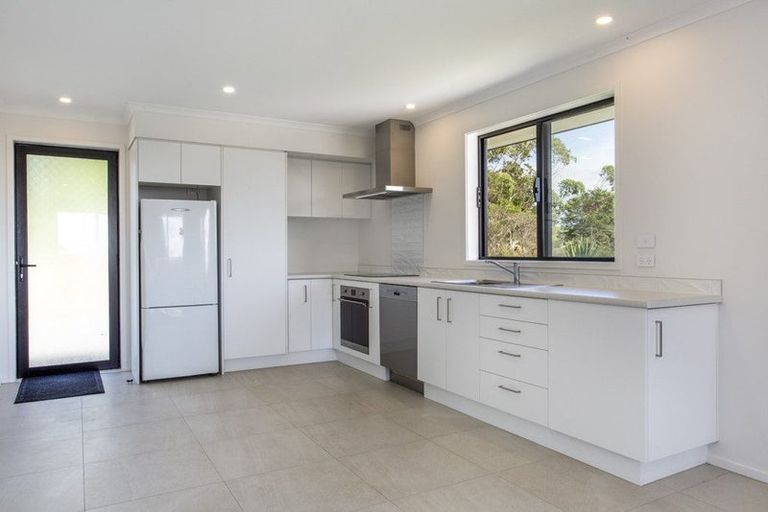 Photo of property in 2228 South Head Road, South Head, Helensville, 0874