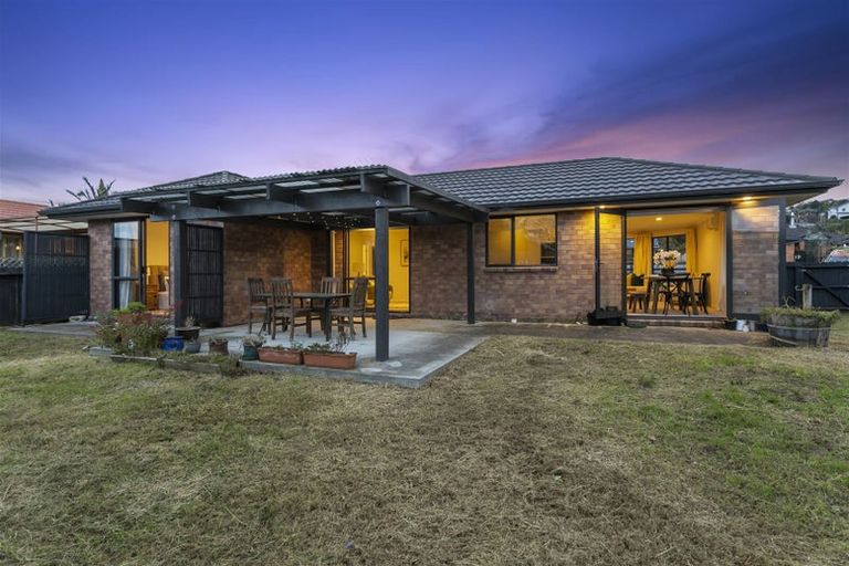 Photo of property in 35 Cabeleigh Drive, Helensville, 0800