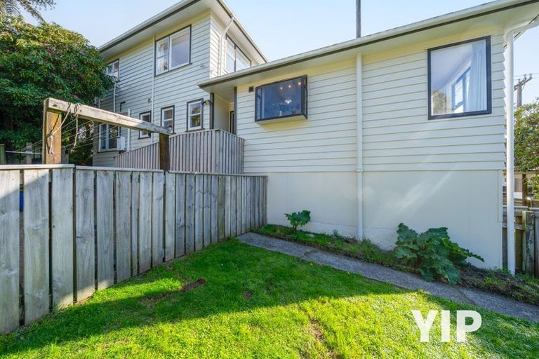 Photo of property in 2 Griffiths Grove, Newlands, Wellington, 6037