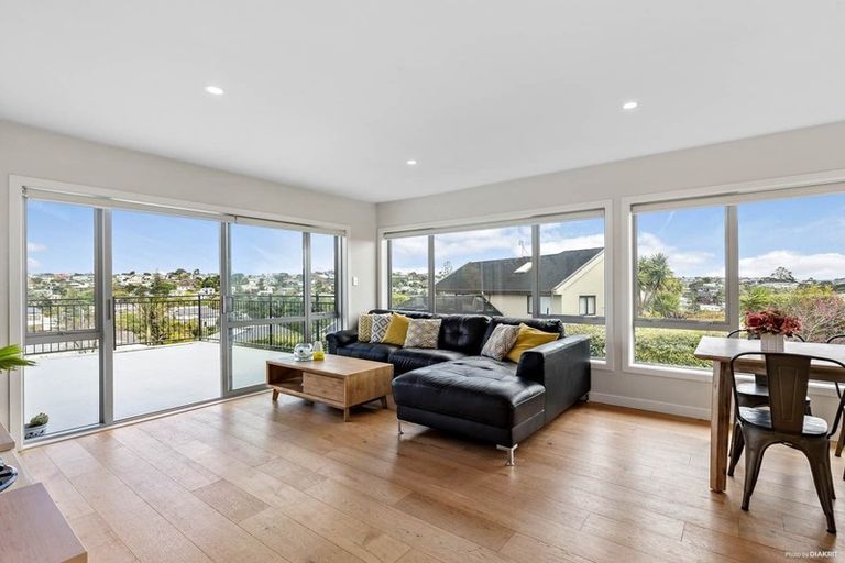 Photo of property in 33 Garadice Road, Rothesay Bay, Auckland, 0630