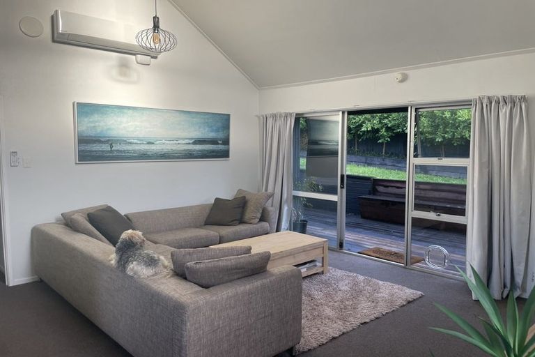 Photo of property in 2/41 Ravenwood Drive, Forrest Hill, Auckland, 0620