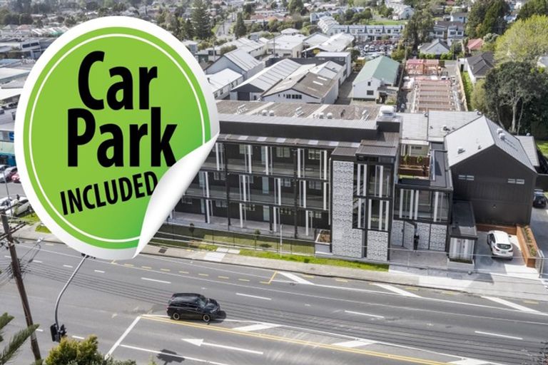 Photo of property in 1/4045f Great North Road, Glen Eden, Auckland, 0602