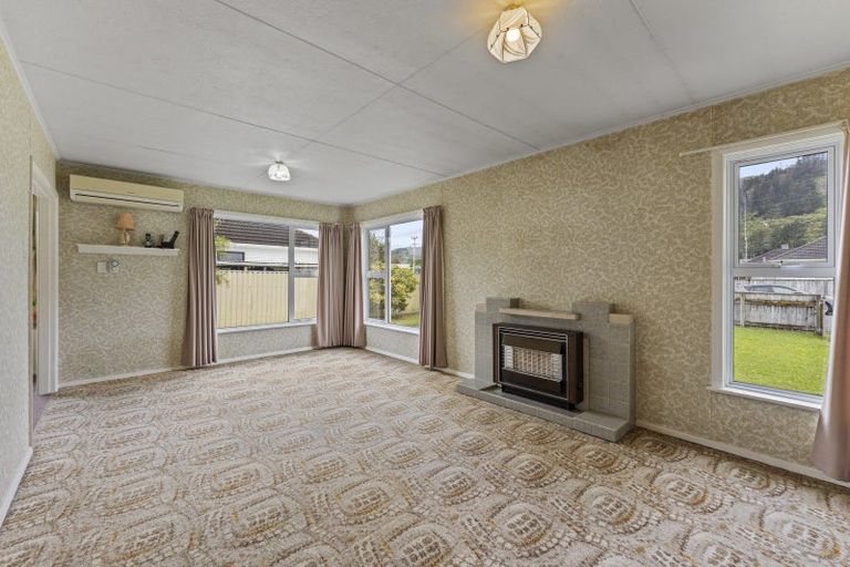 Photo of property in 4 Heath Street, Wainuiomata, Lower Hutt, 5014