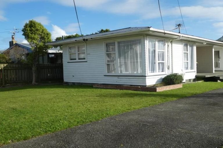 Photo of property in 11a Oswald Crescent, Paparangi, Wellington, 6037