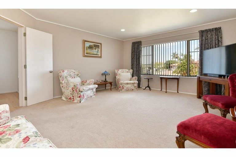 Photo of property in 110 Lakeside Drive, Orewa, 0931