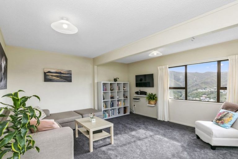 Photo of property in 2/22 Parklands Drive, Karori, Wellington, 6012