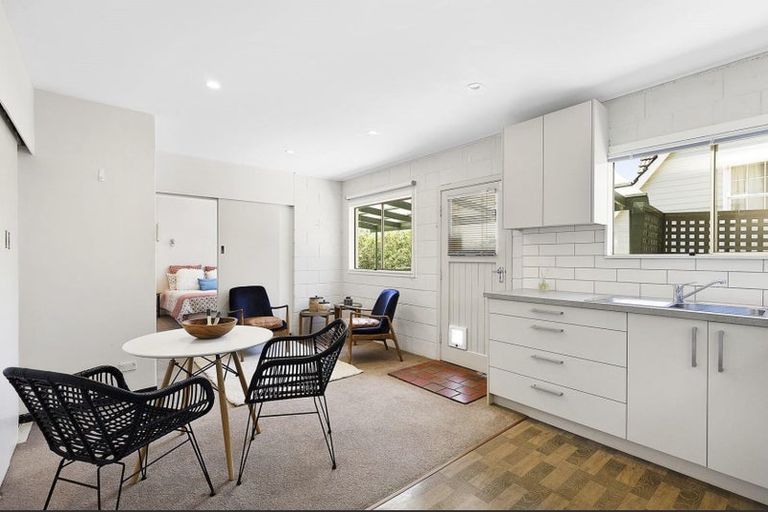 Photo of property in 18 Southern Cross Crescent, Island Bay, Wellington, 6023