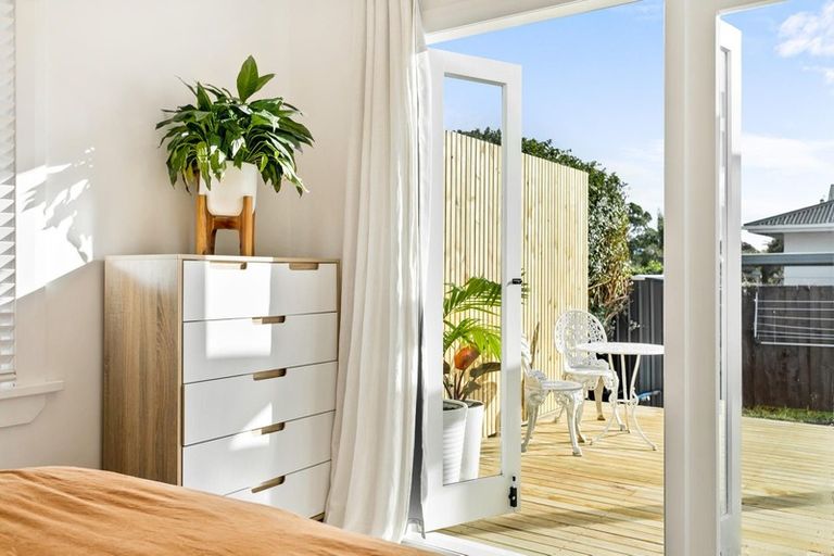 Photo of property in 28 Rewarewa Road, Te Atatu Peninsula, Auckland, 0610