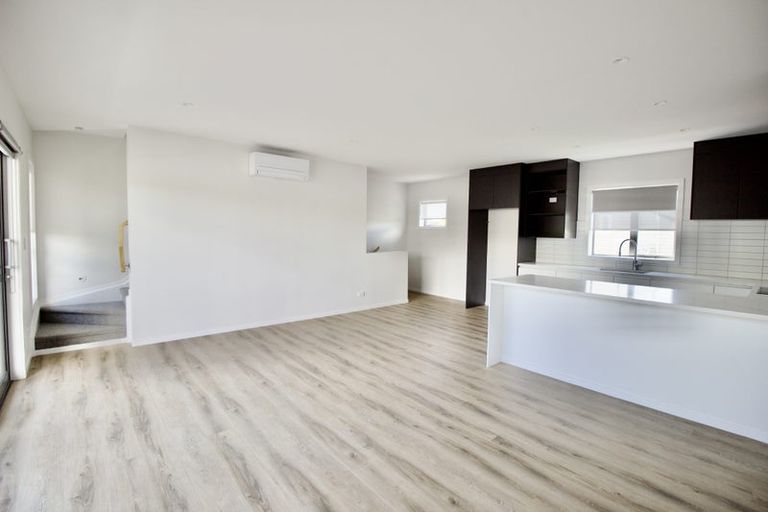 Photo of property in 2/94 Target Road, Totara Vale, Auckland, 0629